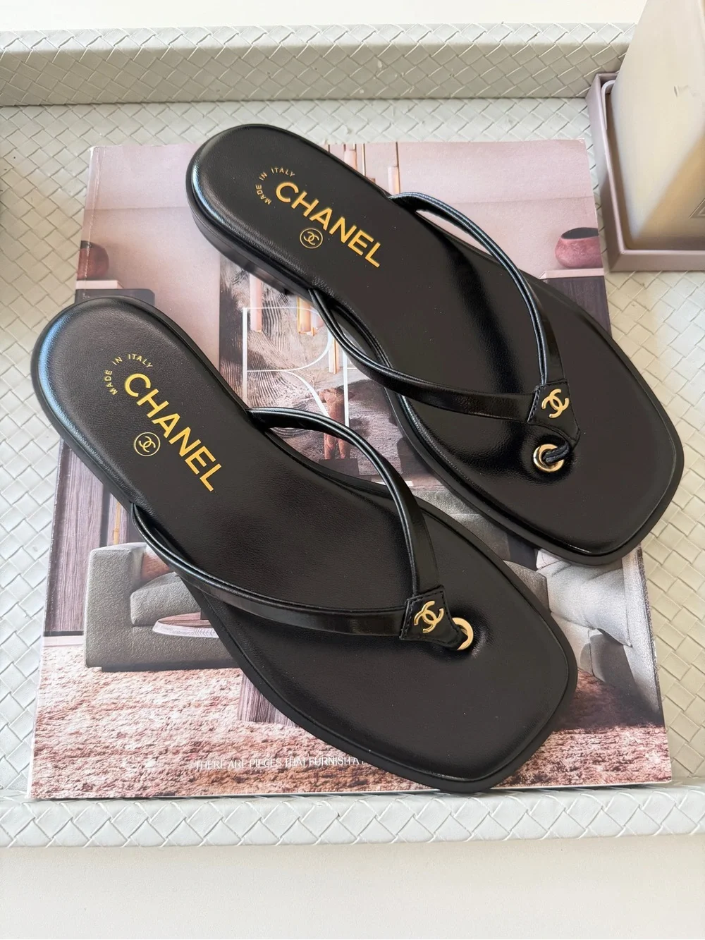 Chanel 2026 MÉTIERS D’ART Black Leather Gold CC Logo Flip Flop Slides Thong 40